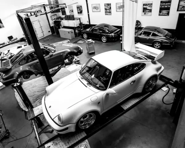 porsche-911-workshop-from-above-black-and-white-limited-edition Porsche 911 in the workshop seen from above, black and white fine art photography limited edition print