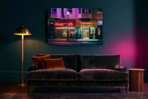 tableau-san-francisco-nuit-salon-mockup-v2.webp San Francisco at night wall art, Broadway neon lights, hung above a velvet sofa in a deep teal living room
